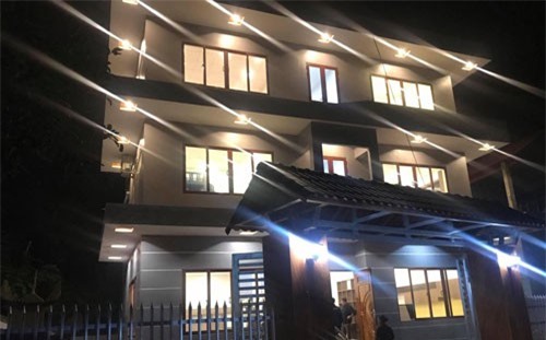 Đức Chinh tặng biệt thự cho ông bà và mẹ trước Tết