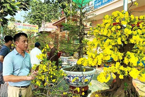 BẢN TIN TÀI CHÍNH-KINH DOANH: Mai Tết 400 triệu bán vỉa hè, nhiều ngân hàng giảm lãi suất