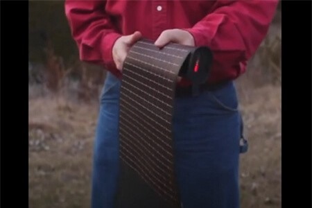 Clip: Du lịch vi vu không lo hết pin nhờ tấm thảm năng lượng mặt trời bỏ túi
