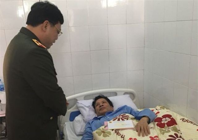 Hai thanh niên đi xe không biển lao thẳng vào CSGT