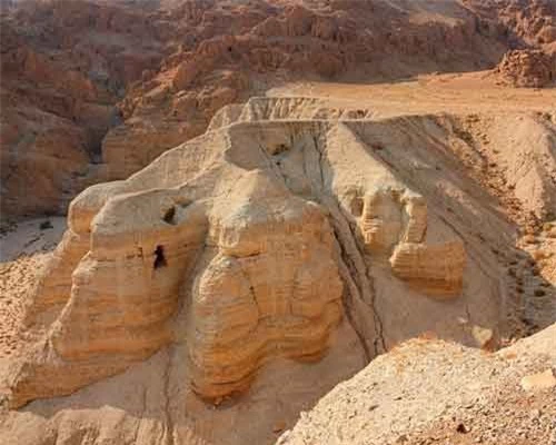 Các hang động ở khu vực khảo cổ Qumran trong sa mạc Judean, Bờ Tây, Israel.