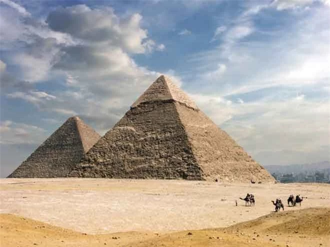 Đại Kim tự tháp ở Giza là kim tự tháp lớn nhất thế giới.