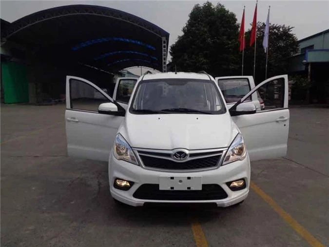 Chiếc ô tô 7 chỗ Trung Quốc có giá 240 triệu đang chào bán vào VN