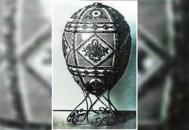 Một quả trứng do Faberge chế tác để tưởng nhớ Alexander III, đã biến mất sau Cách mạng Nga