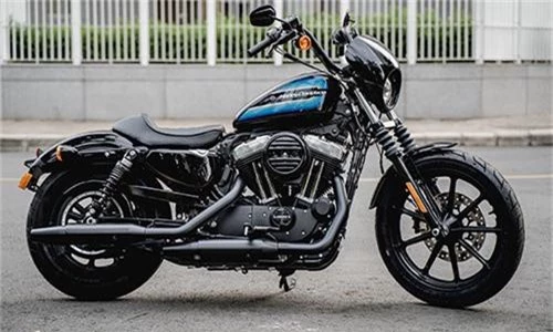 Giáp Tết, xe Harley-Davidson hơn 300 triệu tại Việt Nam. Trước thềm Tết Nguyên đán 2019, thương hiệu xe môtô Mỹ là Harley-Davidson Việt Nam đã chính thức công bố giá bán mới của hai mẫu xe Sportster và Softail đời 2019 với mức giảm lên đến cả trăm triệu đồng. (CHI TIẾT)
