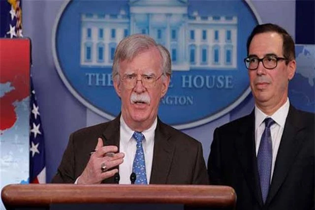 Cố vấn an ninh quốc gia Mỹ John Bolton công bố lệnh trừng phạt mới với Venezuela. (Ảnh: Reuters)