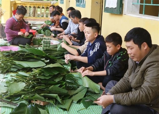 Nhiều em học sinh nhà trường cũng hào hứng tham gia gói bánh chưng cùng các thầy cô giáo.