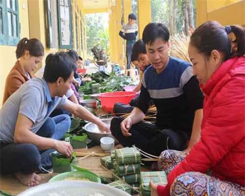 Thầy cô bớt tiền lương gói bánh chưng tặng học sinh nghèo ăn Tết
