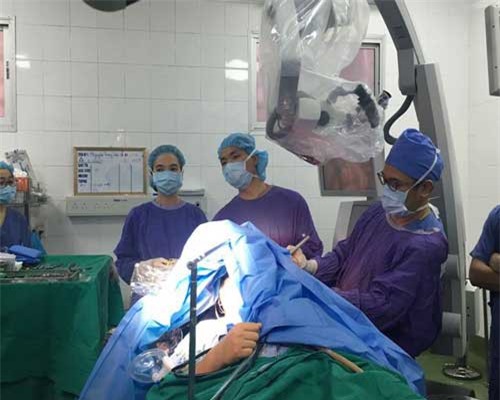 Bệnh nhân đại phẫu u não vẫn nói chuyện, hát quốc ca trong cuộc mổ