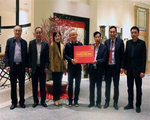 Thầy Park nhận món quà đặc biệt trước khi về Hàn Quốc