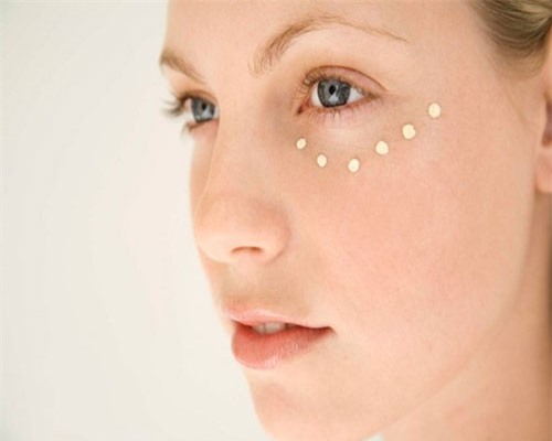 Bí kíp đơn giản xóa nếp nhăn vùng mắt