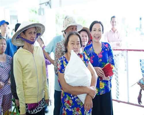 Việt Hương và những món quà ấm áp cho người lao động nghèo cuối năm