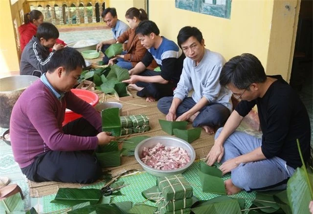 Để có những chiếc bánh chưng tặng học trò nghèo, các thầy cô giáo đã mua gạo nếp, thịt lợn, đậu xanh, lá dong về gói bánh. Để có những chiếc bánh chưng tặng học trò nghèo, các thầy cô giáo đã mua gạo nếp, thịt lợn, đậu xanh, lá dong về gói bánh.
