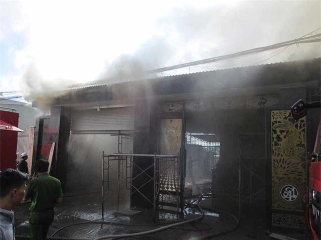 Nghi án mang xăng đến đốt nhà khiến 1 người tử vong