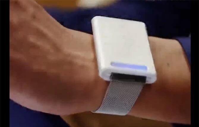Chiếc điều hòa nhiệt độ nhỏ như đồng hồ đeo tay. Chiếc điều hòa nhiệt độ nhỏ như đồng hồ đeo tay.