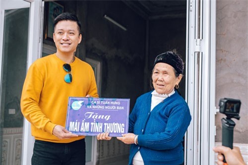 Tuấn Hưng tặng nhà và trâu cho dân nghèo Yên Bái
