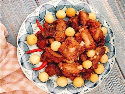 Cách làm sườn rim tỏi nguyên củ thơm nức mũi