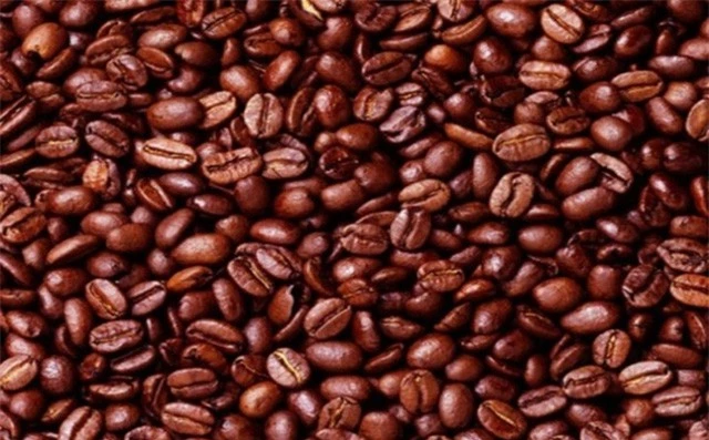 Hạt cà phê hoặc các loại hạt khác: Sẽ rất khó khăn để dạ dày có thể tiêu hóa hoàn toàn được các loại hạt, do đó sẽ khiến bạn bị đầy bụng, khó tiêu.