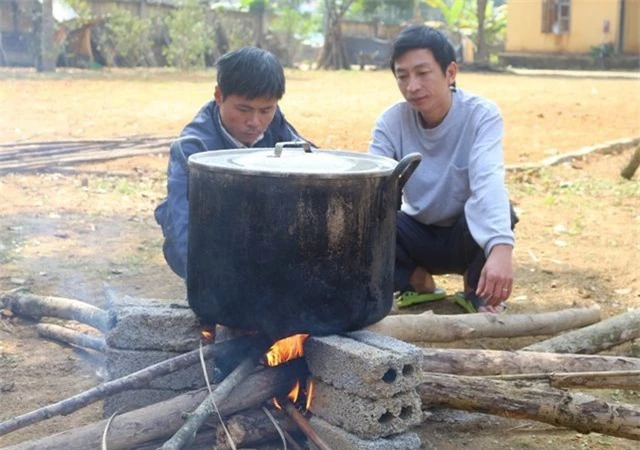 Nhà trường gói khoảng hơn 200 chiếc bánh chưng tặng các em học sinh có hoàn cảnh khó khăn.