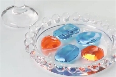 Clip: Tự tay làm những viên ngọc xà phòng lấp lánh sắc màu