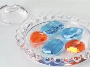 Clip: Tự tay làm những viên ngọc xà phòng lấp lánh sắc màu