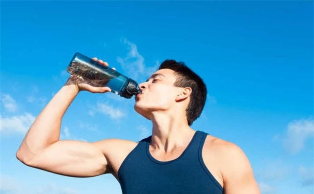 Uống nước: Uống đủ nước không những tốt cho sức khoẻ mà còn là một trong những giải pháp hữu hiệu, cho bạn một làn da hoàn hảo, đặc biệt, khu vực da xung quanh mắt sẽ săn chắc và tươi sáng hơn.