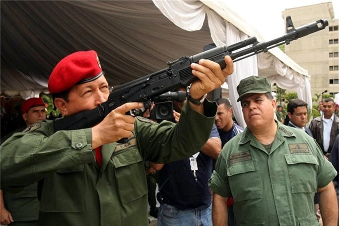 Bat chap khung hoang Nga van se san xuat sung AK o Venezuela-Hinh-3