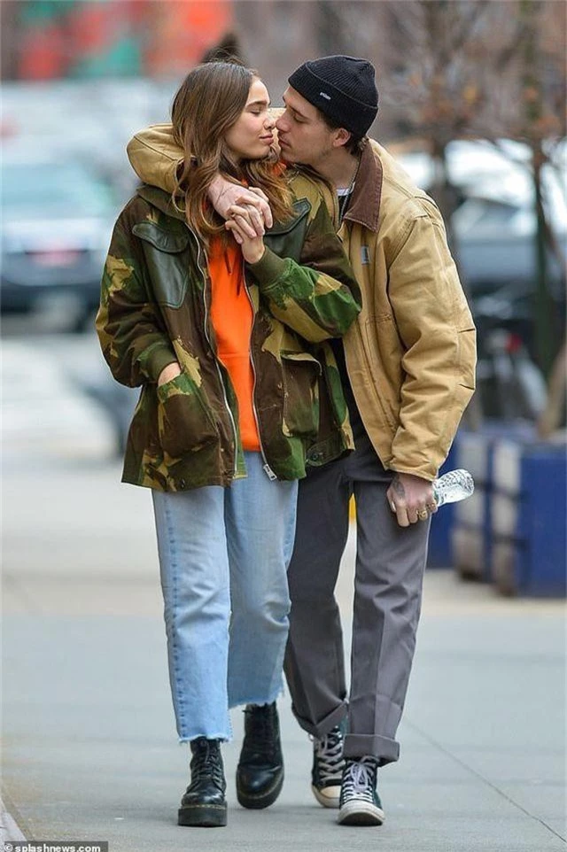 Brooklyn Beckham hôn bạn gái mới trên phố - 2