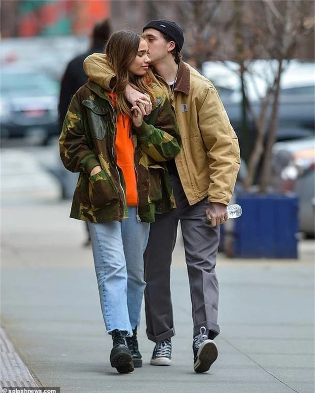 Brooklyn Beckham hôn bạn gái mới trên phố - 4