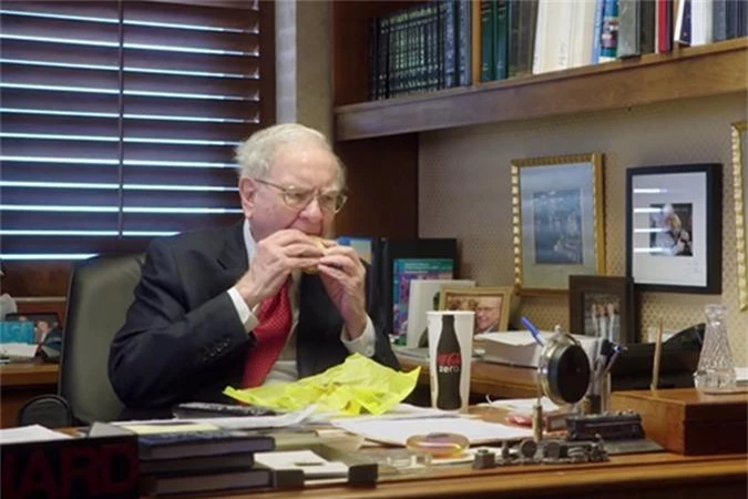 Tỷ phú Warent Buffett thường dừng lại tại cửa hàng đồ ăn nhanh mua bữa sáng và ăn tại phòng làm việc. Ảnh: HBO. 