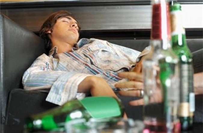 Ngộ độc rượu là tình trạng rất nguy hiểm cần được phát hiện và xử trí sớm. Ngộ độc rượu là tình trạng rất nguy hiểm cần được phát hiện và xử trí sớm.