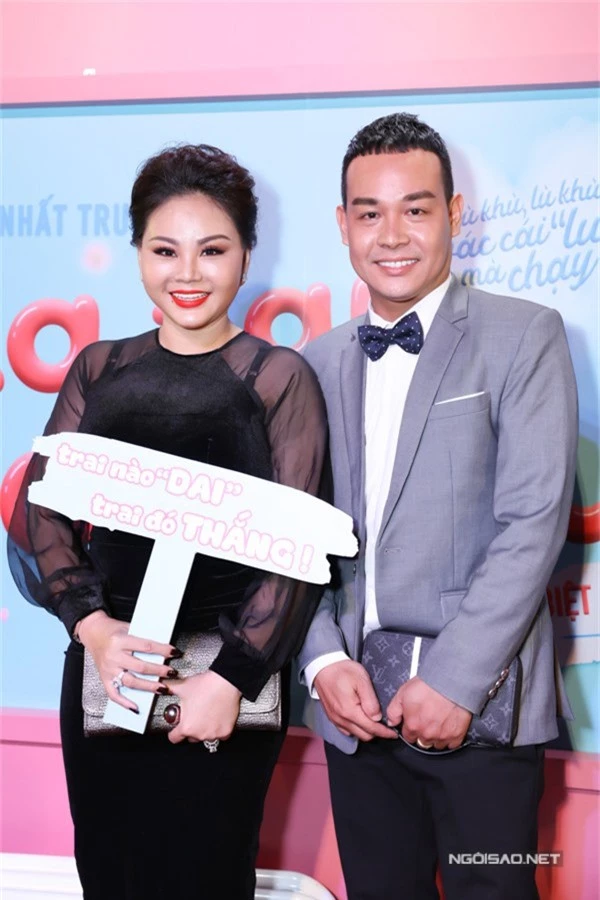 Dự buổi ra mắt phim Cua lại vợ bầu, nghệ sĩ Lê Giang (trái) mất điểm do chọn sai nội y, để lộ quai áo ngực kém duyên.