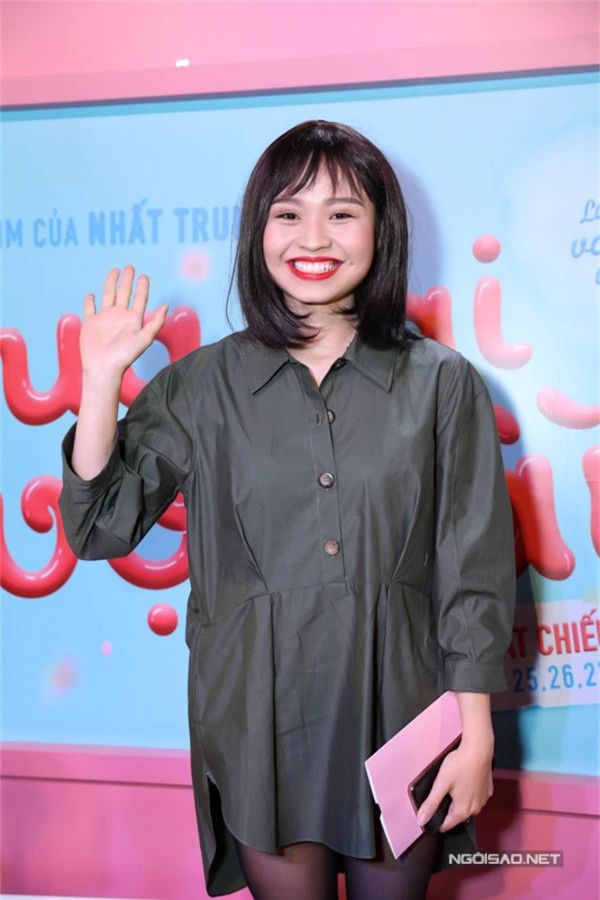 Trong khi đó, con gái của Lê Giang - diễn viên Lê Lộc - chọn chiếc váy sơ mi dáng thụng siêu ngắn, tạo cảm giác xuề xoà.