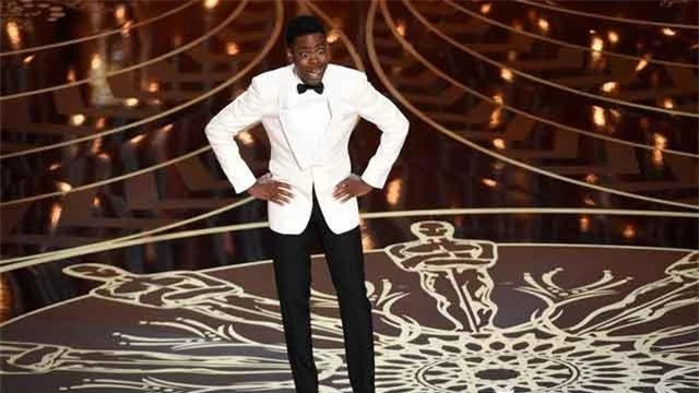 Diễn viên Chris Rock tại Lễ trao giải Sunday’s Academy chỉ trích Oscar phân biệt đối xử với diễn viên da màu. (Ảnh: Chris Pizzelo)