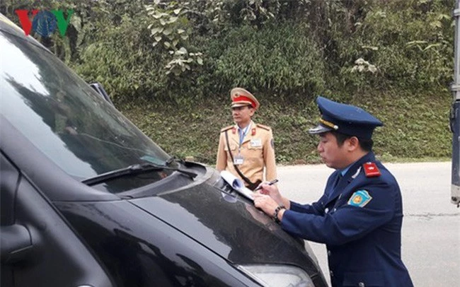 Lực lượng chức năng tỉnh Lào Cai kiểm tra các tài xế. Ảnh: VOV