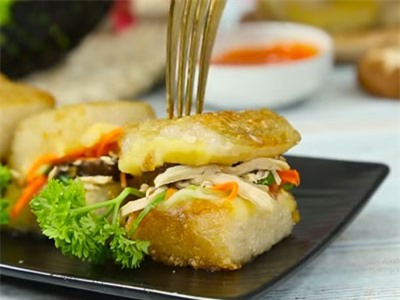 CLIP: Hướng dẫn cách làm món bánh chưng kẹp thịt gà 'độc, lạ'