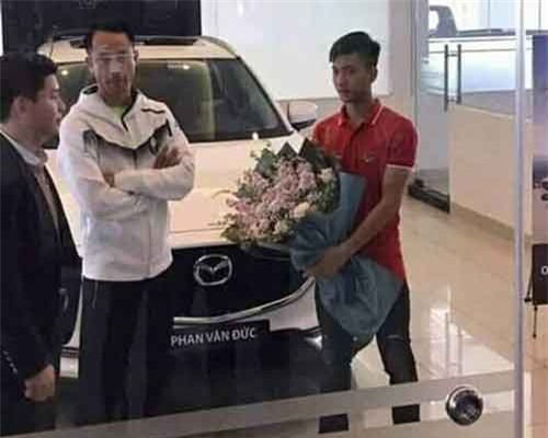 Sau Asian Cup, Phan Văn Đức về quê tậu xế hộp tiền tỉ đi chơi Tết