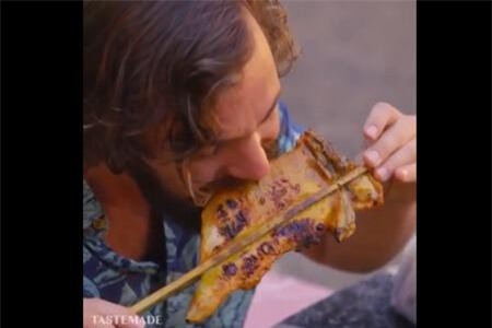 Clip: Gỏi ốc sên - Món ăn độc đáo tại chọ đêm Viêng Chăn