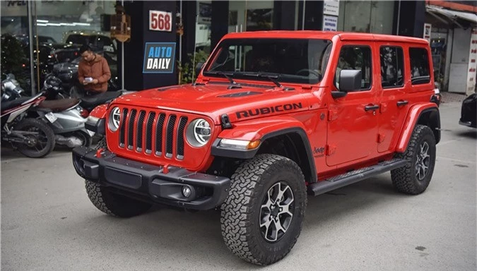 Chi tiết Jeep Wrangler Unlimited Rubicon 2018 hơn 4 tỷ đầu tiên VN. Chiếc Jeep Wrangler Unlimited Rubicon 2018 đầu tiên về Việt Nam sở hữu ngoại thất màu đỏ, thiết kế 4 cửa, nhiều trang bị cao cấp đi kèm giá bán hơn 5 tỷ đồng. (CHI TIẾT)