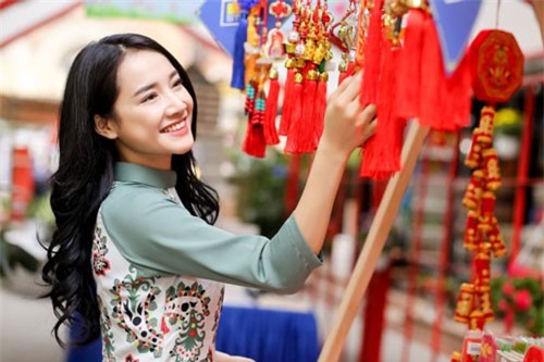 Ảnh hot 30/1: Nhã Phương diện áo dài Tết giữa tin đồn đã sinh con