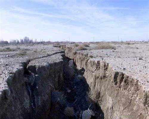 Hạn hán và bơm hút nước ngầm quá mức ở Malard, tây Tehran, gây ra khe nứt lộ thiên hôm 8/1/2019.