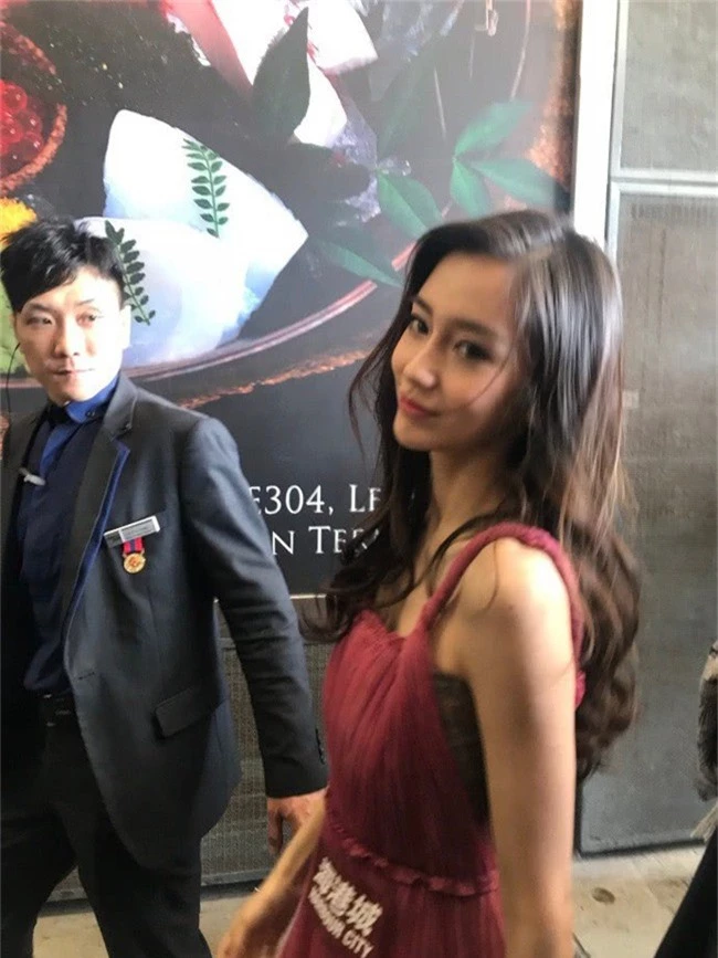 Angelababy lại gây chú ý với khuôn mặt khác lạ, cằm nhô cao lả lướt đi trước - Ảnh 3.