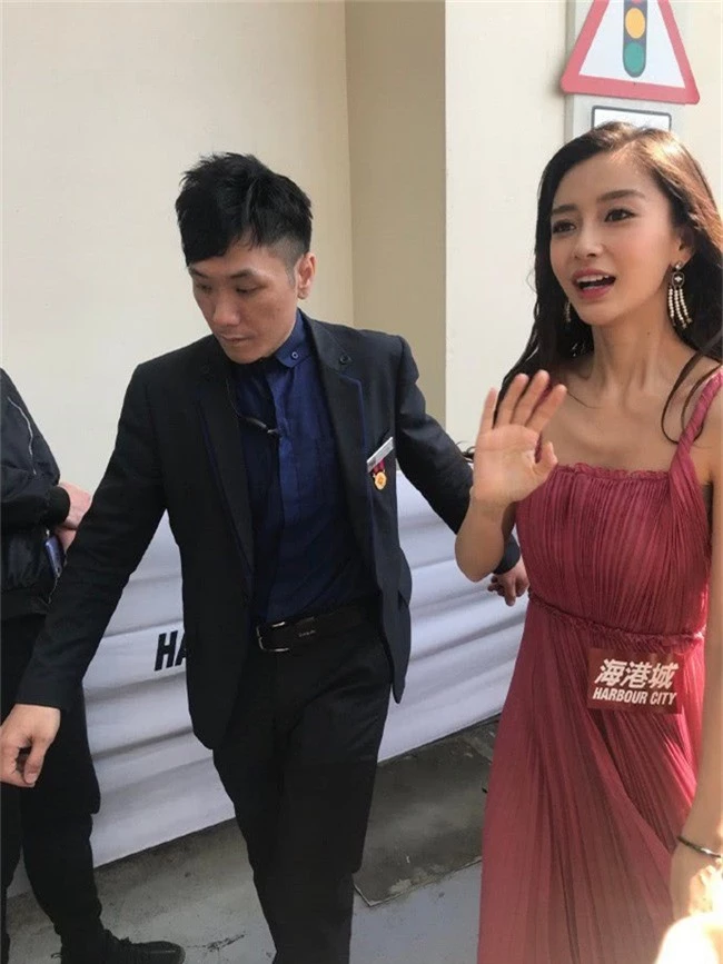 Angelababy lại gây chú ý với khuôn mặt khác lạ, cằm nhô cao lả lướt đi trước - Ảnh 4.