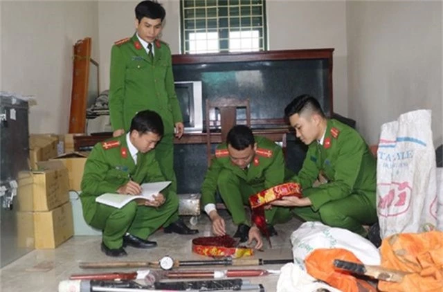 Công an thu giữ gần 200 khẩu súng, 11 lựu đạn - 1