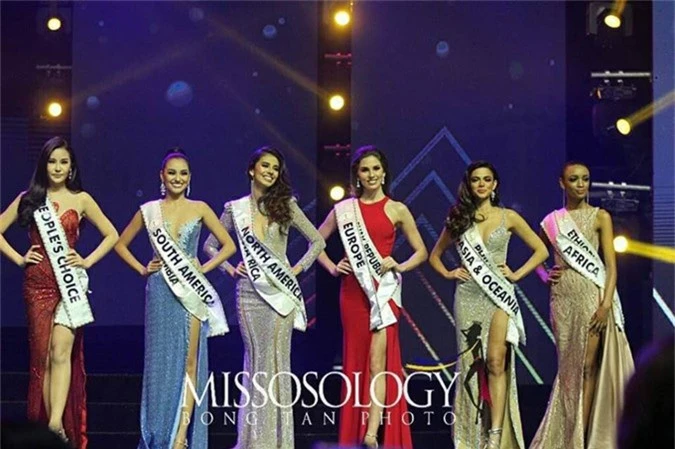 Lê Âu Ngân Anh (trái) bên cạnh các thí sinh khác của top 6 trong chung kết Miss Intercontinental, tối 27/1.