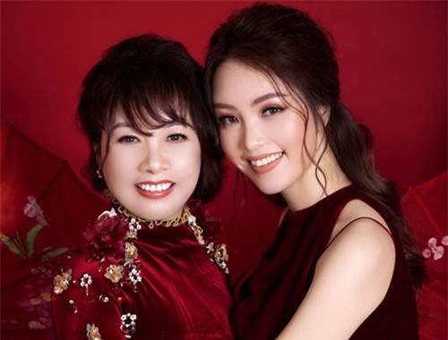 Mẹ ruột Thụy Vân trẻ không kém con gái