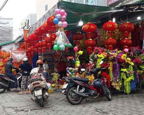 Thị trường trang trí Tết: Đèn lồng, hình dán chú heo hút khách