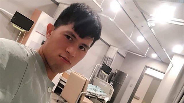 Đình Trọng tập hồi phục chấn thương bằng cách dùng chân chơi cờ vây