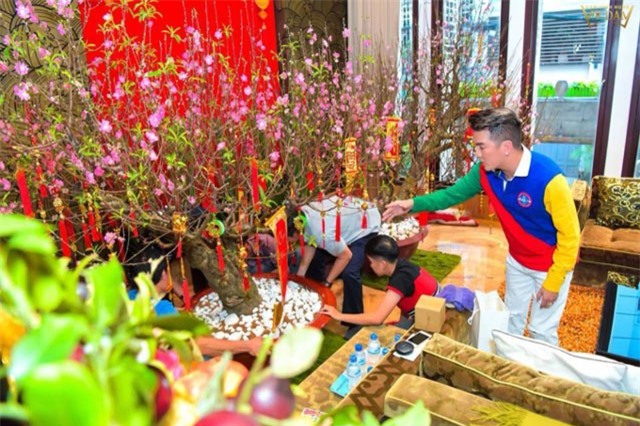 Đàm Vĩnh Hưng tất bật trang hoàng biệt thự đón Tết