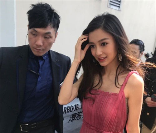Angelababy lại gây chú ý với khuôn mặt khác lạ, cằm nhô cao "lả lướt đi trước"